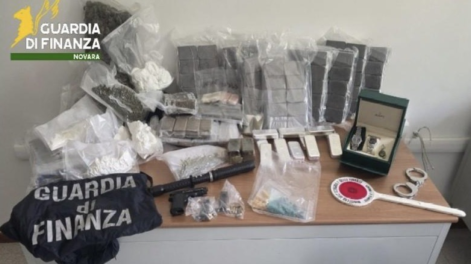 Gdf Novara: sequestro lingotti d'argento, denaro, pistola e stupefacenti. Un arresto